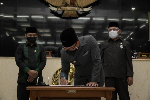 Gubernur Jabar Ridwan Kamil menghadiri Rapat Paripuna di Gedung DPRD Provinsi Jabar, Kota Bandung, Rabu (30/9/20) malam WIB. Dalam rapat tersebut, DPRD Jabar menyetujui Raperda Perubahan APBD TA 2020 menjadi Perda. 