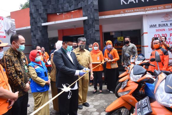 Wakil Gubernur Jawa Barat Uu Ruzhanul Ulum melepas penyaluran bantuan sosial dari Pemerintah Daerah Provinsi Jabar tahap tiga di Kantor Pos Padalarang, Kabupaten Bandung Barat (KBB), Selasa (27/10/20)