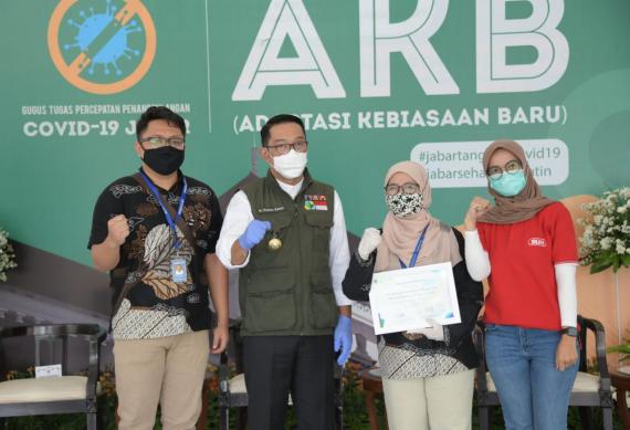 Gubernur Jawa Barat (Jabar) Ridwan Kamil secara simbolis menerima bantuan penanggulangan COVID-19 untuk Jabar dalam acara serah terima di Gedung Pakuan, Kota Bandung, Kamis (1/10/20)