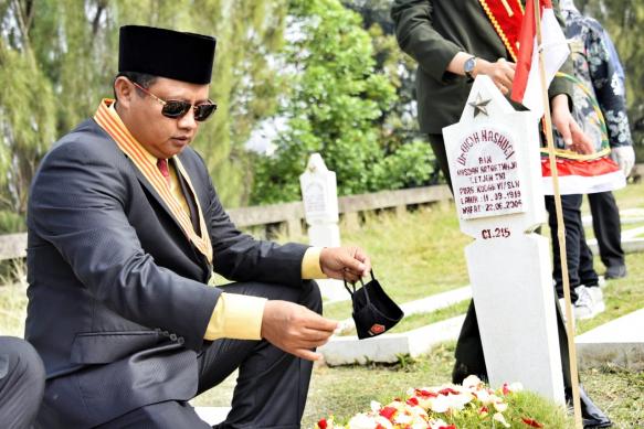 Wakil Gubernur Jawa Barat Uu Ruzhanul Ulum menghadiri Ziarah Nasional dalam rangka Peringatan HUT ke-75 TNI Tahun 2020 di Taman Makam Pahlawan Cikutra, Kota Bandung, Jumat (2/10/20)