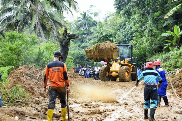 Wakil Gubernur Jawa Barat (Jabar) Uu Ruzhanul Ulum saat meninjau lokasi bencana banjir dan longsor di Kabupaten Tasikmalaya, Senin (12/10/20)
