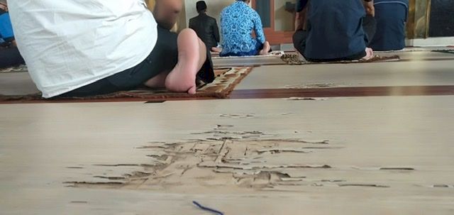 Lantai terbuat dari kayu di dalam mesjid Al Muttaqin  yang sebagian terlihat sudah rusak.