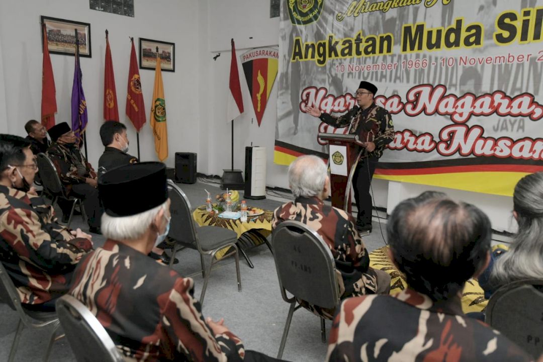 Gubernur Jabar Ridwan Kamil saat menghadiri Malam Tasyakur Milangkala ka-54 Tahun Angkatan Muda Siliwangi (AMS) di Kantor Sekretariat AMS Pusat, Kota Bandung, Senin (9/11/20) malam
