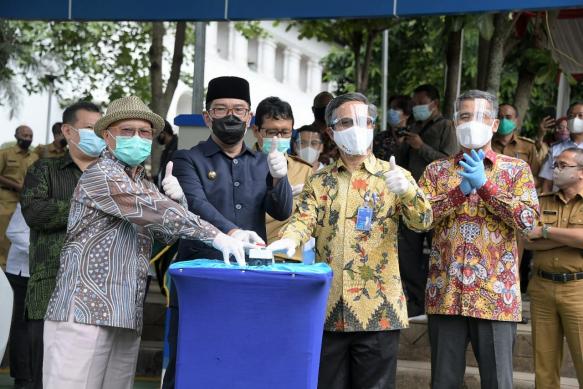 Gubernur Jawa Barat Ridwan Kamil meresmikan pengoperasian Stasiun Pengisian Kendaraan Listrik Umum (SPKLU) PT PLN (Persero) yang berlokasi di Area Parkir Timur Gedung Sate, Kota Bandung, Senin (2/11/20)