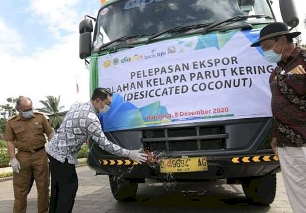 Gubernur Jawa Barat Ridwan Kamil melepas 20 ton kelapa parut kering _(desiccated coconut)_ untuk diekspor ke Arab Saudi dalam acara pelepasan di halaman Gedung Sate, Kota Bandung, Selasa (8/12/2020). 