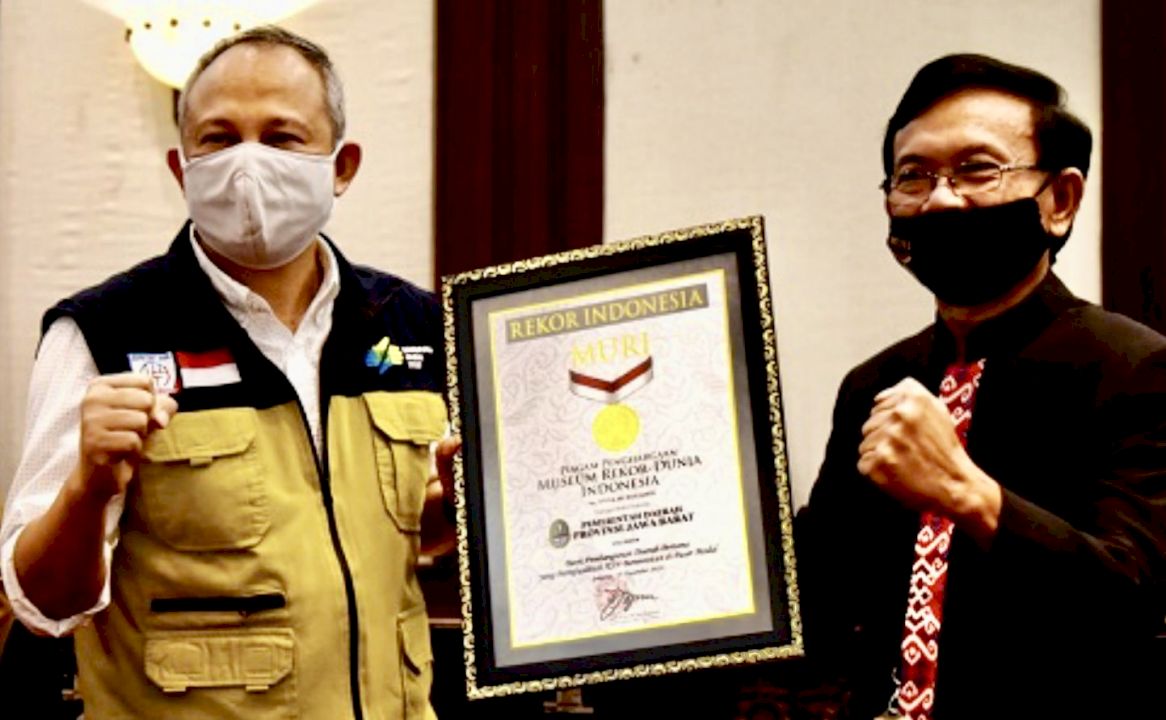 Sekretaris Daerah Setiawan Wangsaatmaja saat menerima di piagam rekor MURI di  ruang rapat Papandayan, Gedung Sate Bandung, pada Selasa 15 Desember 2020.
