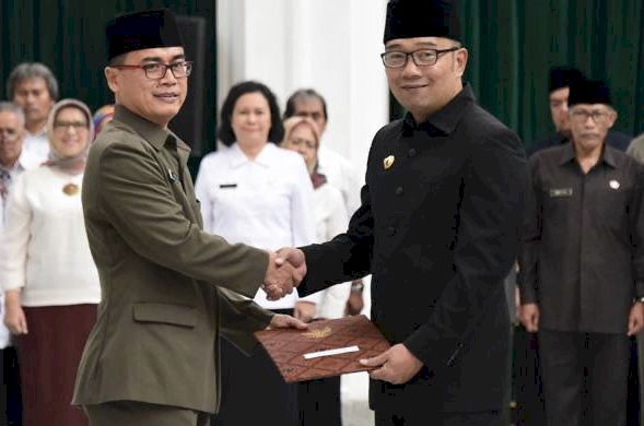 Gubernur Jabar Ridwan Kamil ketika melantik Berli Hamdani sebagai Kadinkes Jabar di Gedung Sate, Jalan Diponegoro, Kota Bandung, Rabu (8/5/2019), kini Berli dipindahkan menjadi staf ahli.