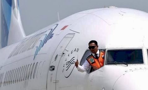 Gubernur Jabar Ridwan Kamil saat mencoba menaiki Pesawat Garuda di Bandara Kertajati.***