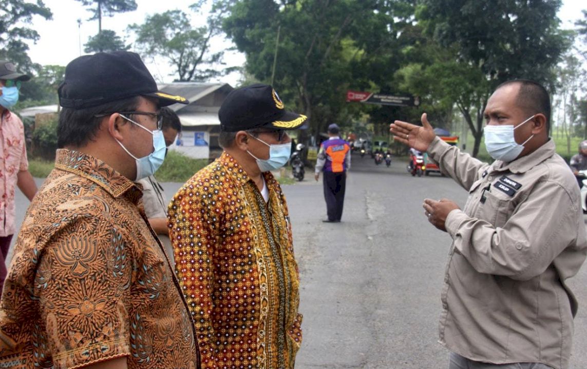 Pimpinan dan Anggota Komisi IV DPRD Provinsi Jawa Barat meninjau langsung peningkatan Jalan Cagak  antara Subang - Sumedang, Selasa (27/4/2021). (Foto : Farhat Mumtaz/Humas DPRD Jabar)
