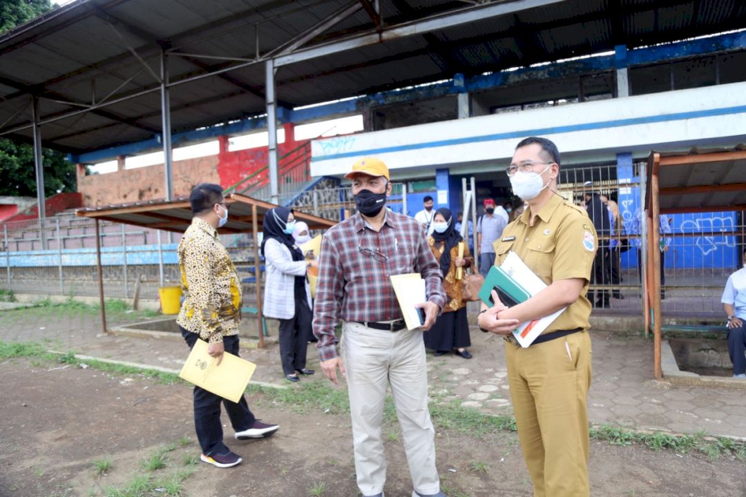 Pimpinan dan Anggota Komisi V DPRD Provinsi Jawa Barat meninjau kondisi Stadion Sangkuriang, Kota Cimahi, Senin (19/4/2021). (Foto : Rizky/Humas DPRD Jabar).