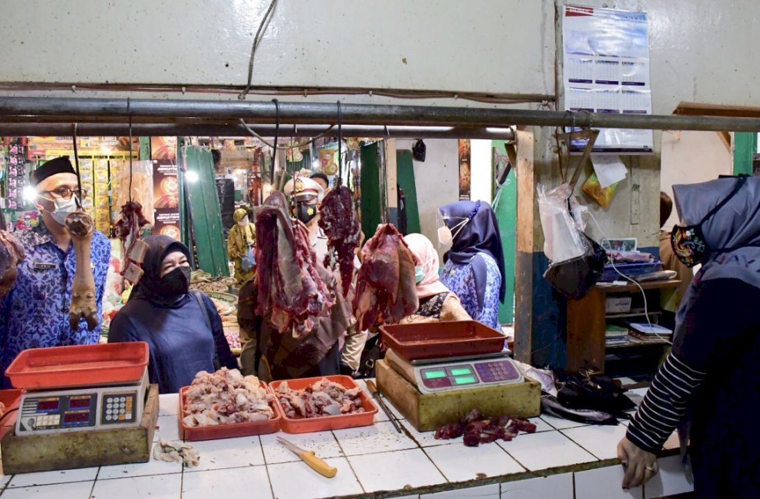 Komisi II DPRD Provinsi Jawa Barat melakukan pemantauan harga sejumlah bahan kebutuhan pokok masyarakat di Pasar Ciawi Kabupaten Tasikmalaya, Senin (19/4/2021). (Foto : M. Sidiq/Humas DPRD Jabar).