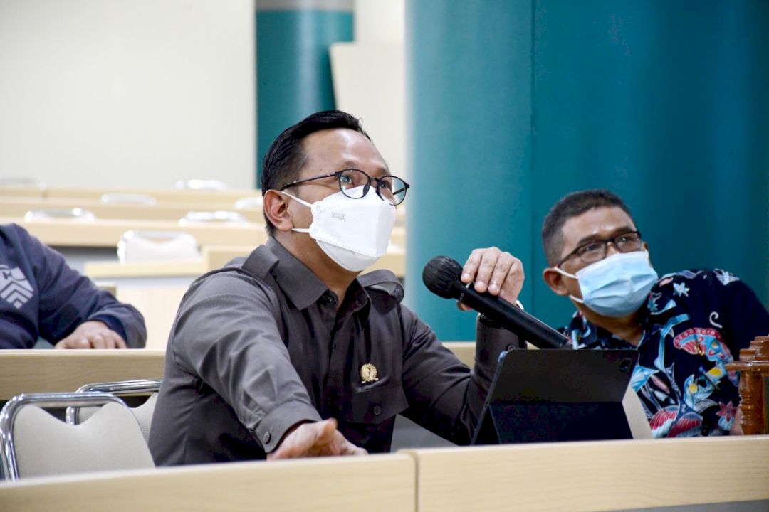 Pimpinan dan Anggota Komisi I DPRD Provinsi Jawa Barat lakukan rapat pembahasan terkait Aset Milik Pemprov Jabar dengan Kepala Perangkat Daerah Provinsi Jawa Barat (Pejabat Pengelola Aset) di BPSDM, Senin (27/4/2021). (Foto : Tri Angga/Humas DPRD Jabar).