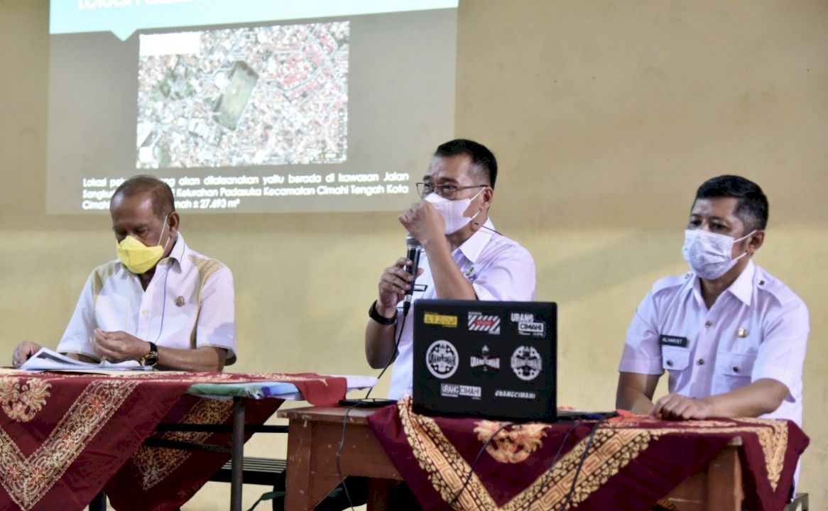 Pimpinan dan Anggota Komisi IV DPRD Provinsi Jawa Barat meninjau kegiatan proyek revitalisasi Gedung Olahraga Sangkuriang di Kota Cimahi, Rabu (28/04/2021). (Foto : Farhat/Humas DPRD Jabar).).