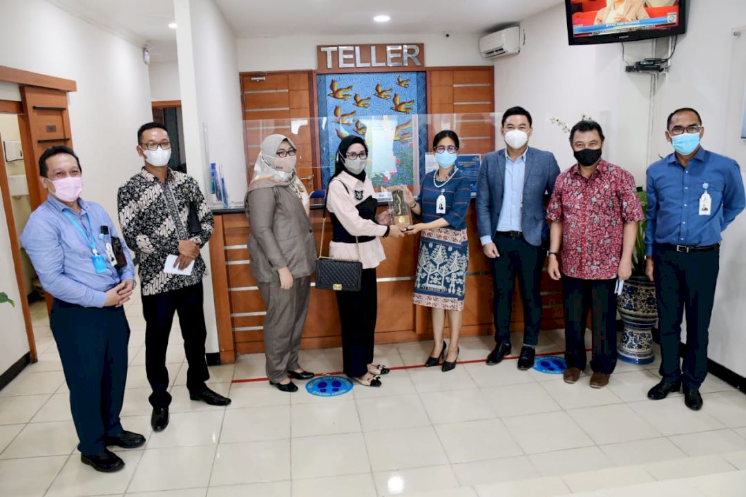 Pimpinan dan Anggota Komisi III DPRD Jabar lakukan kunjungan kerja ke Kantor Cabang Pembantu BJB Brebes, Jawa Tengah, Selasa (30/3/2021). (Foto: Ariez Rieza F/Humas DPRD Jabar).