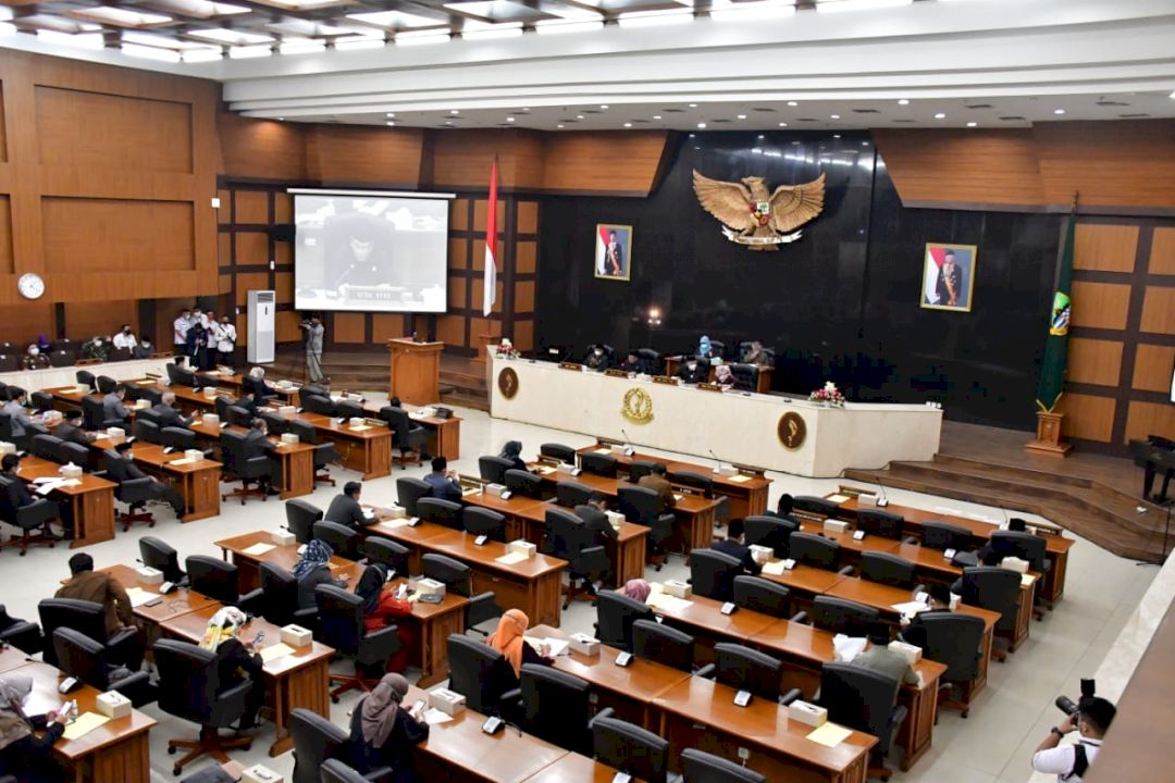 Dewan Perwakilan Rakyat Daerah (DPRD) Provinsi Jawa Barat gelar Rapat Paripurna dengan agenda pandangan umum fraksi-fraksi terhadap 4 (empat) Raperda Pemerintah Provinsi Jawa Barat, bertempat di Gedung DPRD Jabar.