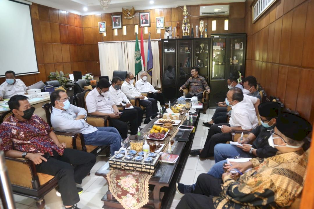 Pimpinan dan Anggota Komisi V DPRD Provinsi Jawa Barat saat meninjau Persiapan Pelaksanaan Peserta Didik Baru (PPDB) Tahun Pelajaran 2021/2022 di SMAN 1 Depok Jawa Barat. Rabu, (19/05/2021). 