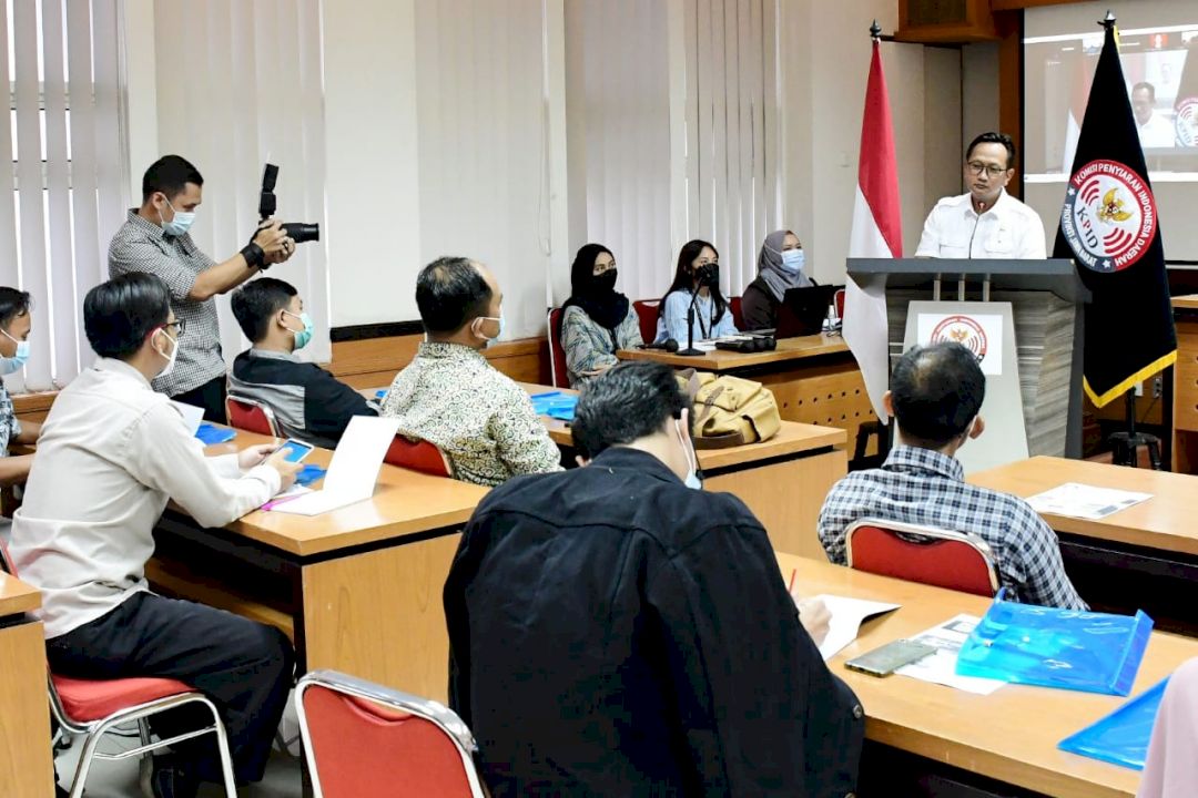 Ketua Komisi I DPRD Provinsi Jawa Barat Bedi Budiman saat menghadiri dan sekaligus membuka Sekolah Pedoman Perilaku Penyiaran dan Standar Program Siaran (P3SPS) di Gedung Komisi Penyiaran Indonesia Daerah (KPID) Jabar, Kota Bandung.