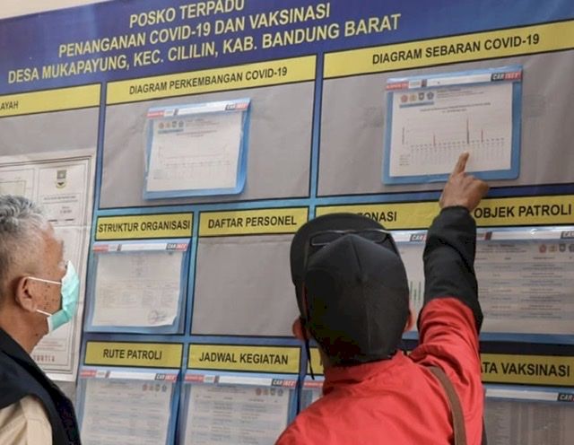 KEPALA DPM Desa Jabar Bambang Tirtoyuliono saat menerima penjelasan  pencegahan dan penanggulangan Covid-19 dari Aparat Desa Mukapayung Kecamatan Cililin Kabupaten Bandung Barat (KBB), Minggu 16 Mei 2021.