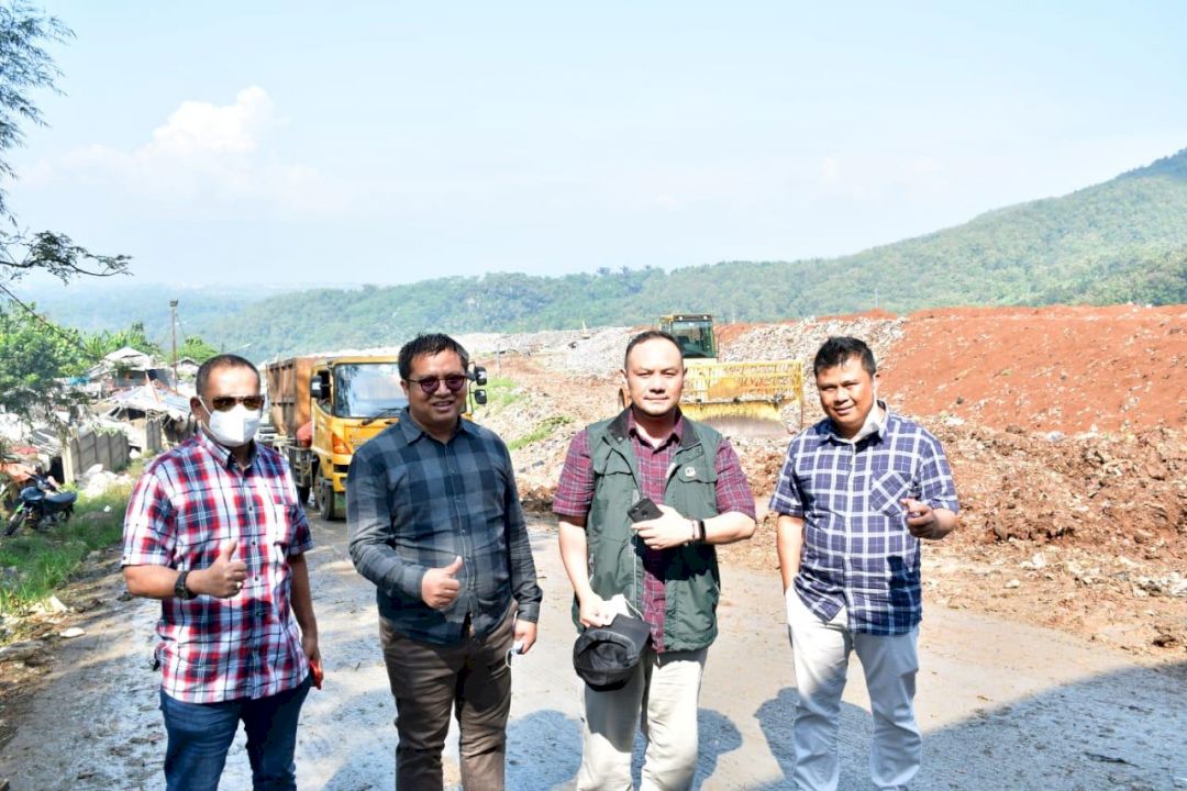 Pansus II DPRD Provinsi Jawa Barat melakukan kunjungan lapangan ke Tempat Pembuangan Akhir Sampah Sarimukti di Kabupaten Bandung Barat, Jum'at (18/6/2021). (Foto : Reza/Humas DPRD Jabar).