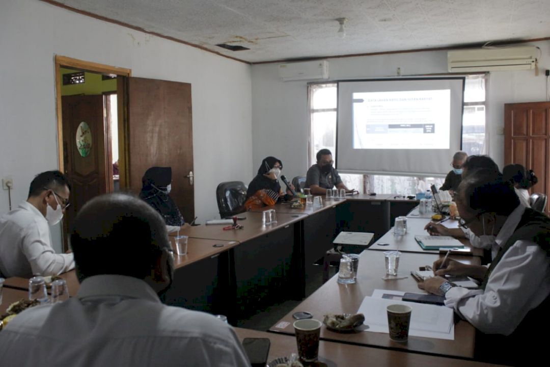 Pimpinan dan Anggota Komisi II DPRD Provinsi Jawa Barat saat melakukan kunjungan kerja sekaligus rapat evaluasi di Kantor Satuan Pelayanan Cabang Dinas Kehutanan Jabar Wilayah V di Soreang, Kabupaten Bandung. Rabu, (2/06/2021).