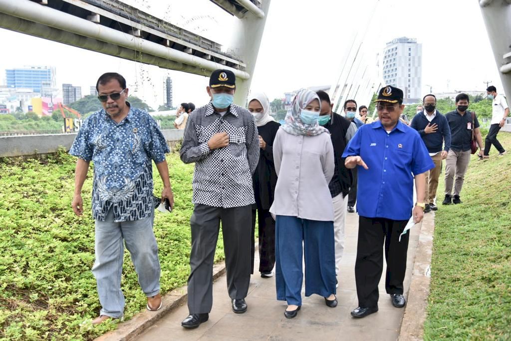 Pimpinan dan Anggota Komisi IV DPRD Provinsi Jawa Barat di dampingi Koordinator Komisi IV Ineu Purwadewi Sundari Meninjau Langsung Lokasi Penanggulangan Banjir Sungai Kalimalang di Kota Bekasi. Selasa (15/6/2021). 