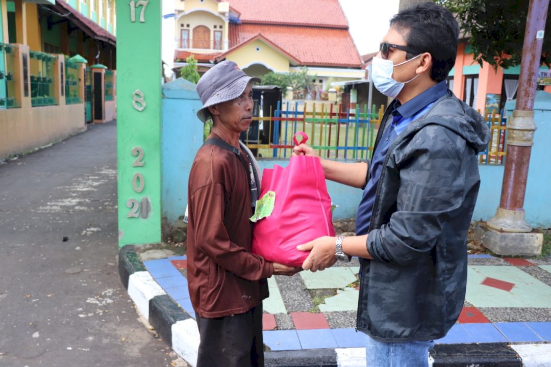 KEPALA Dinas ESDM Jabar Bambang Riyanto saat membagikan paket sembako kepada salahseorang warga Ciamis