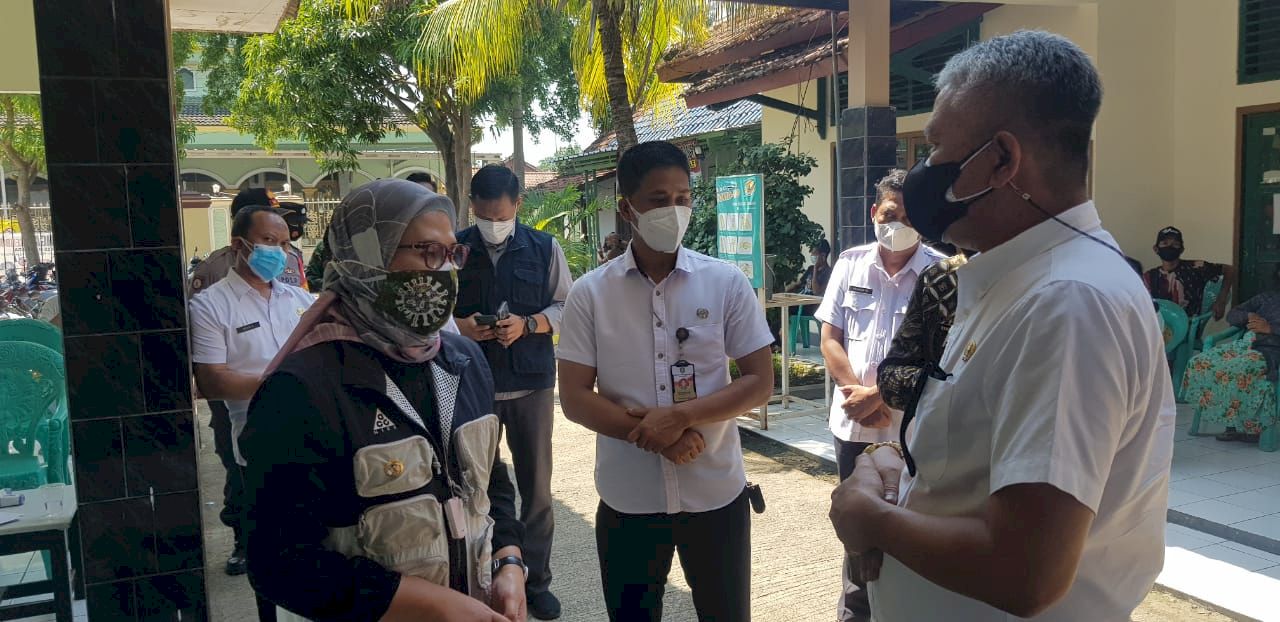 Kepala DPMD Prov. Jabar Bambang Tirtoyuliono bersama Bupati Indramayu, Nina Agustina Da'i Bachtiar meninjau kegiatan vaksinasi kepada sejumlah masyarakat di Desa Nunukan Kec. Lelea, Rabu (07/07/2021).***