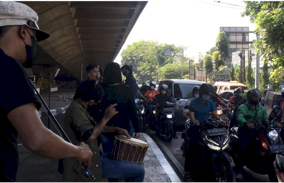 Kelompok Pemusik Jalanan saat turut patroli senyum dengan melantunkan lagu di persimpangan Jalan Cikapayang Kawasan Dago Bandung, 30/7/2021.