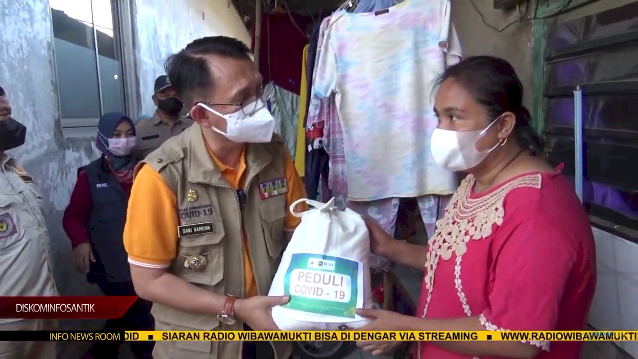 PENJABAT Bupati Bekasi Dani Ramdan saat memberikan bantuan paker sembako kepada warga Desa Mekarmukti Kec. Cikarang Utara Kab. Bekasi, Minggu 25/7