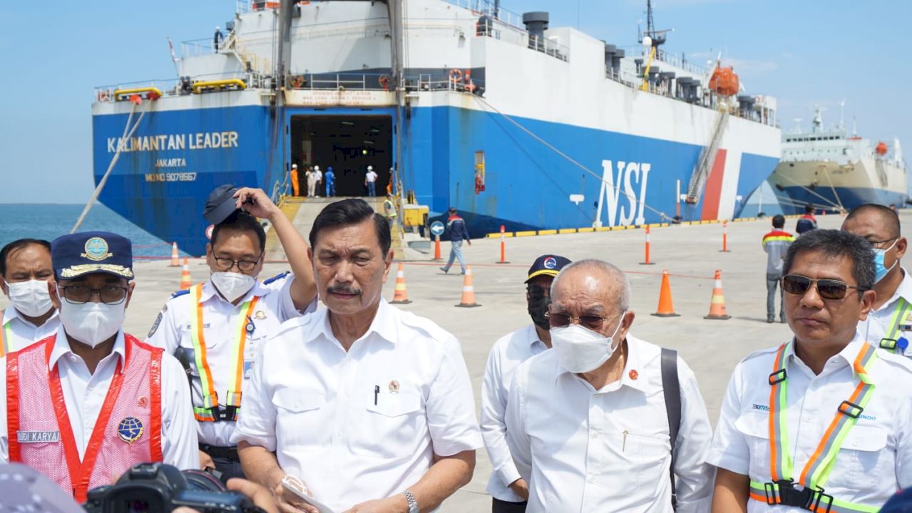 Menteri Perhubungan Budi Karya Sumadi  saat mendampingi Menteri Koordinator Maritim dan Investasi Luhut Binsar Pandjaitan meninjau Pelabuhan Patimban, Kabupaten Subang, Jawa Barat, pada Kamis (18/11/2021). 