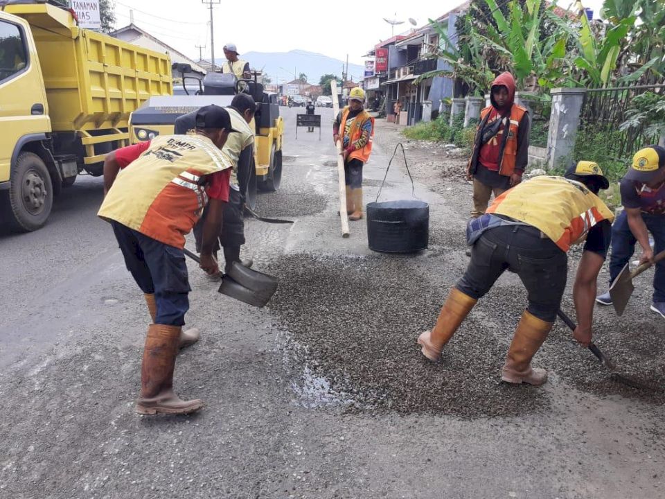 Tim URC Dinas BMPR Jabar saat melakukan perbaikan tambal sulam dengan penetrasi di ruas jalan Cagak Subang, baru-baru ini.