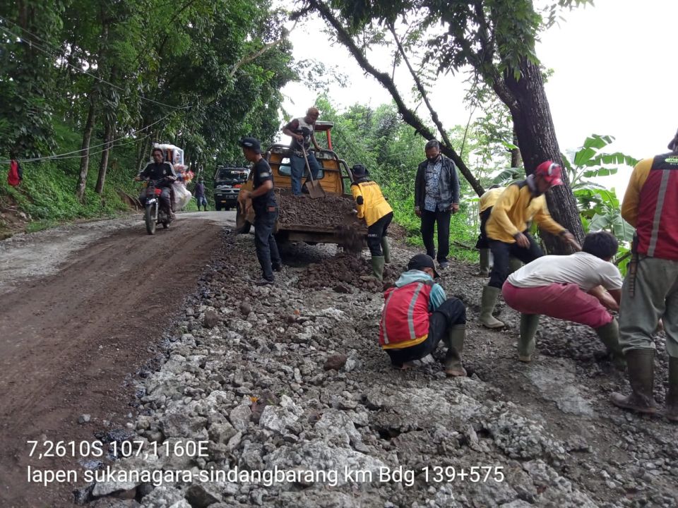 Perbaikan di salahsatu ruas jalan Cibeber-Sukanagara oleh UPTD wilayah Cianjur Dinas BMPR Jabar