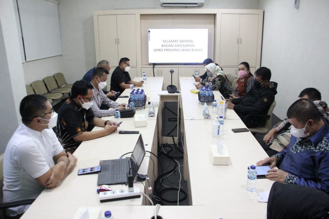 Pimpinan dan Anggota Badan Anggaran DPRD Provinsi Jawa Barat melaksanakan kunjungan kerja ke Kantor Cabang Bank bjb Hasyim Ashari dalam rangka evaluasi kinerja BUMD Jawa Barat , Rabu (09/02/2022). 