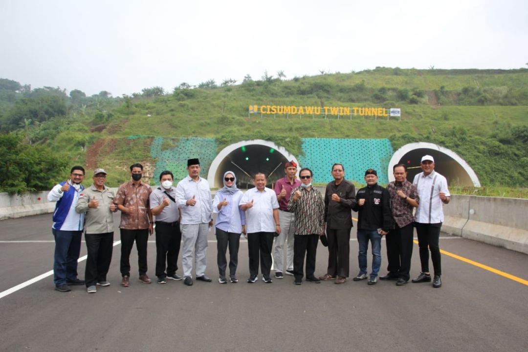  Pimpinan dan Anggota Pansus VI DPRD Provinsi Jawa Barat melaksanakan peninjauan lokasi Jalan Tol Cisumdawu Sesi I Cileunyi-Rancakalong di Kab. Sumedang dalam rangka pembahasan Rancangan Peraturan Daerah Provinsi Jawa Barat tentang Rencana Tata Ruang Wilayah Provinsi (RTRWP) Jawa Barat Tahun 2022-2042. Rabu (02/02/2022)