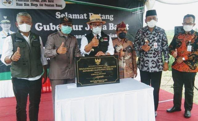 Gubernur Jawa Barat Ridwan Kamil saat meresmikan peningkatan dan pelebaran ruas jalan Ciledug-Batas Jateng. 