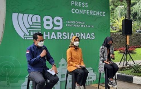 Ketua KPID Jabar Adiyana dan Kepala Diskominfo Jabar Ika Mardiah saat jumpa pers yang digelar di Gedung Sate, Kota Bandung, Selasa (22/3/2022). 