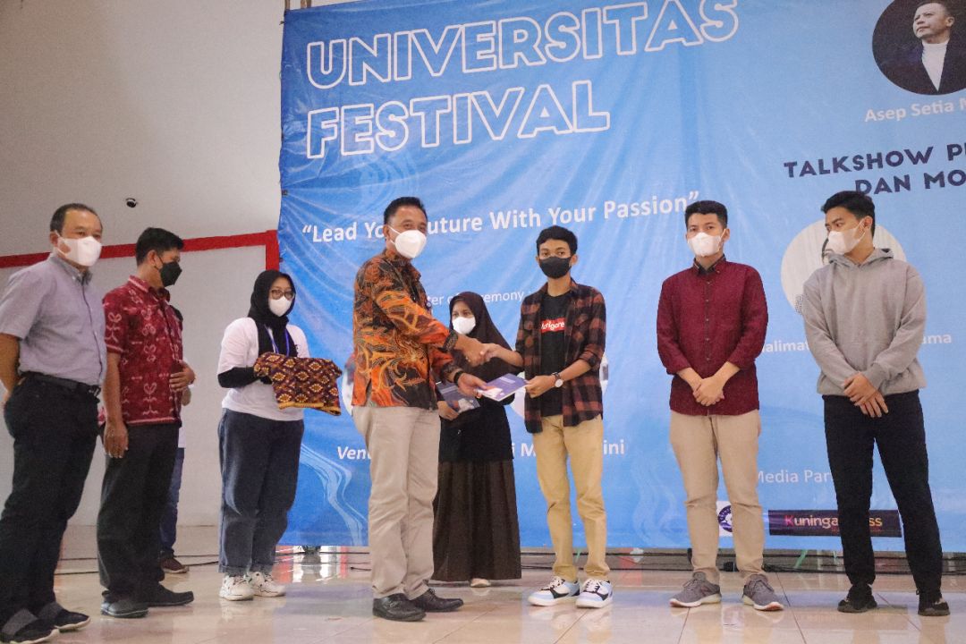 Kegiatan Universitas Festival 2022 yang digagas Ikatan Alumni SMA Kadugede, ditandai dengan pemukulan gong,  di GOR Ewangga Kuningan.Beberapa waktu lalu.