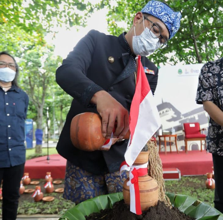 Gubernur Jawa Barat Ridwan Kamil saat menyatukan tanah dan air dari 27 kabupaten/kota di Gedung Sate Bandung, Sabtu (13/2/2022). 