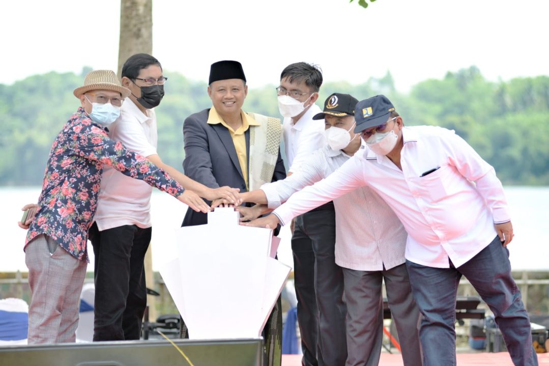 Wakil Gubernur Jawa Barat Uu Ruzhanul Ulum saat memperingati puncak Hari Air Sedunia di Situ Gede Kecamatan Mangkubumi, Kota Tasikmalaya, Selasa (22/3/2022).