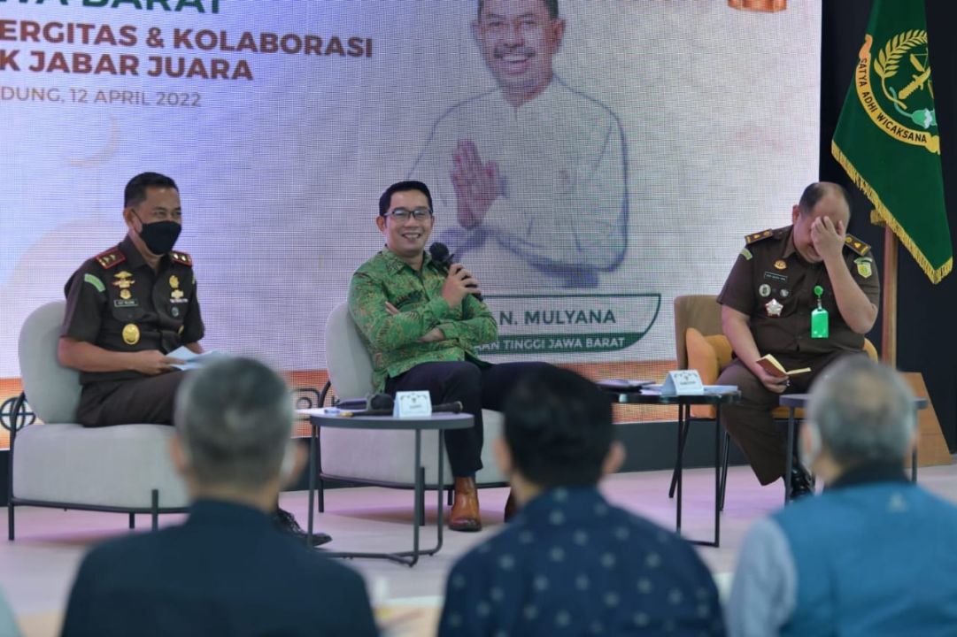 *Caption:* Gubernur Jawa Barat Ridwan Kamil saat menghadiri acara Ngabuburit Bareng Kajati tentang Peningkatan Penggunaan Produk Dalam Negeri di Kantor Kejaksaan Tinggi Jabar, Kota Bandung, Selasa (12/4/2022). 