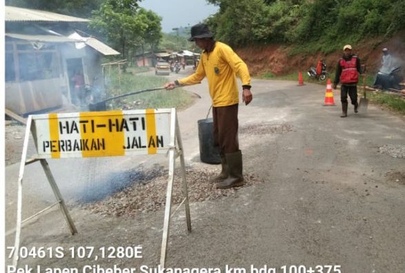 Penutupan lobang di ruas  jalan provinsi yang dilakukan Dinas BMPR Jabar untuk kesiapan kelancaran arus mudik Lebaran 2022