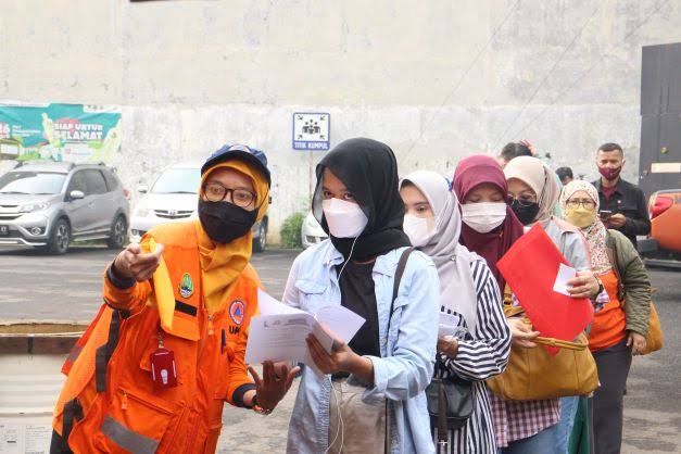 Petugas BPBD Jabar saat melayani masyarakat yang berbondong bondong antri untuk ikut vaksin gratis yahh digelar BPBD Jabar, 19-20 Februari 2022 lalu.