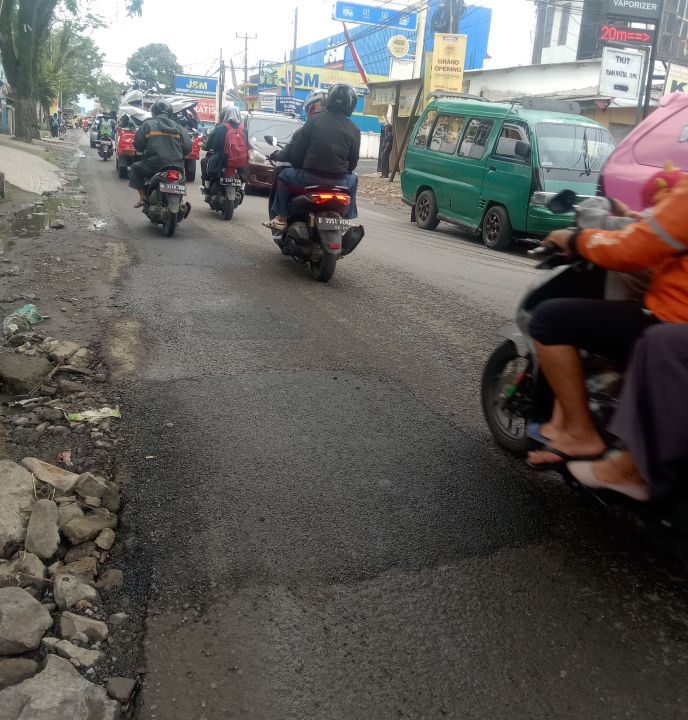 Jalan Laswi di kawasan Ciparay Kab. Bandung yang semula berlobang kini sudah tertutupi.