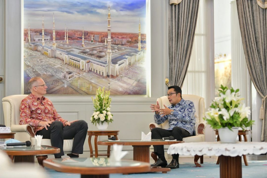 Gubernur Jawa Barat Ridwan Kamil saat bertemu Dubes Denmark untuk Indonesia Lars Bo Larsen, di Gedung Pakuan Bandung, Senin (11/4/2022).