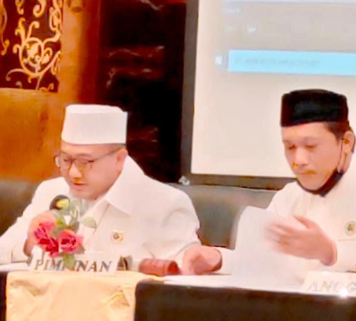 Ketua Pengurus Wilayah Ikatan Persaudaraan Haji Indonesia (iPHI) Provinsi Jawa Barat H. Hendi Harubianadi (kiri).