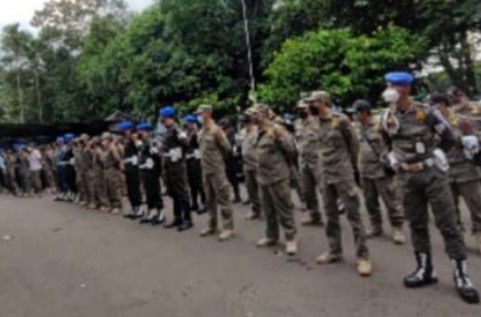 Petugas Patroli Gabungan Pengawasan dan Penindakan Wasdak PPKM dan Tibumtranmasi wilayah aglomerasi Kota Bandung-Sumedang.