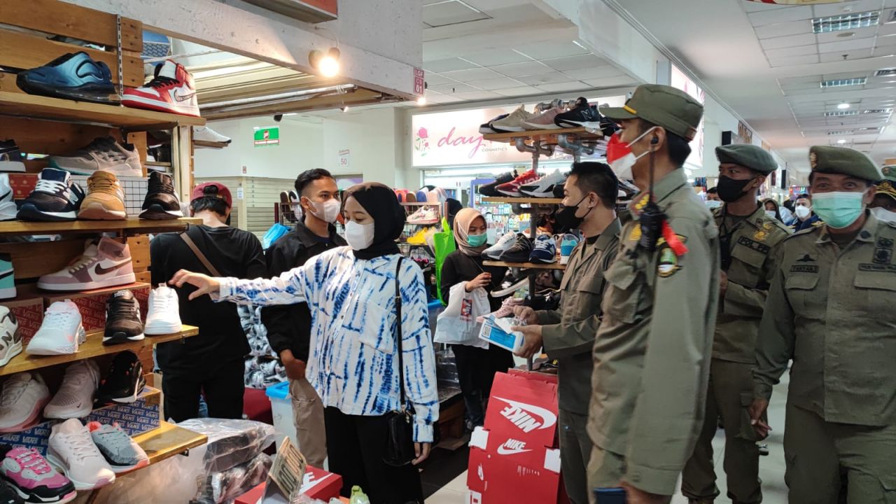 Patgab Satpol PP Jabar wilayah aglomerasi Kota Bandung-Sumedang saat melakukan pemantauan di salah satu Mall, Sabtu 30/2. 