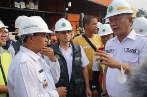 Wagub Jabar Uu Ruzhanul Ulum menerima penjelasan dari Kepala Dinas BMPR Jabar Bambang Tirtoyuliono saat meninjau pelaksanaan peningkatan Ruas Jalan Cibarusah-Mekarmukti, Kabupaten Bekasi, Rabu (3/08/2022). 