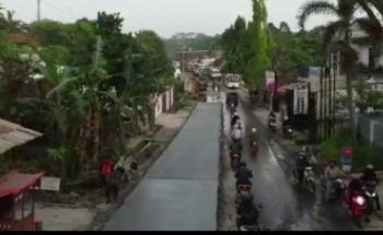 Ruas Jalan Batas Purwakarta-Jatiluhur sedang masa rekonstruksi atau perbaikan.