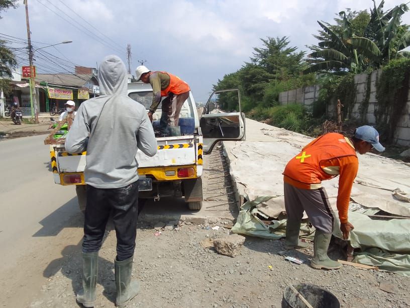 Jl Raya Cikarang-Cibarusah Kab. Bekasi sedang diperbaiki.